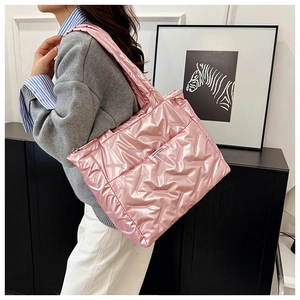 Gros plan détaillé du sac cabas matelassé rose avec finition métallique brillante et étiquette