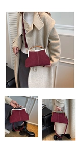 Détail macro du sac coquille en daim bordeaux avec fermoir vintage et poignée en bois