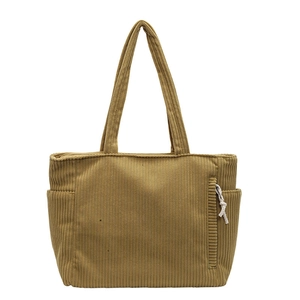 Borsa tote in velluto a coste giallo con grande capacità e zip su sfondo bianco