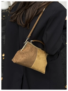 Détail du sac vintage en daim marron et kaki avec fermoir en métal doré de luxe
