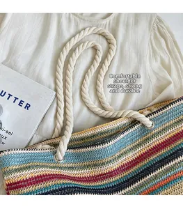 Détail d'un sac cabas tissé multicolore avec anses en corde durable et œillets métalliques