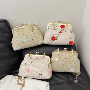 Set di pochette in paglia ricamata con manici vintage in metallo e tracolle a catena