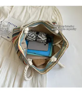 Grand compartiment intérieur du sac cabas tissé à rayures colorées avec une grande capacité