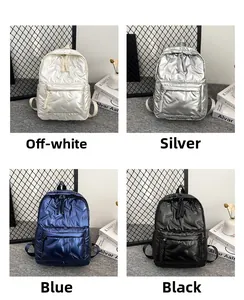 Détails de sacs à dos matelassés en blanc cassé, argent, bleu et noir avec logo
