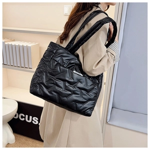 Détail du sac cabas matelassé noir avec coutures en zigzag uniques sur tissu en nylon