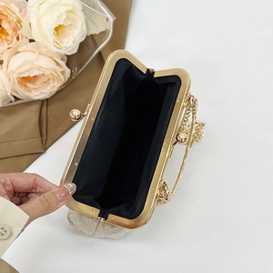 Elegante borsa da sera floreale con cornice dorata e tracolla a catena vista dall'alto