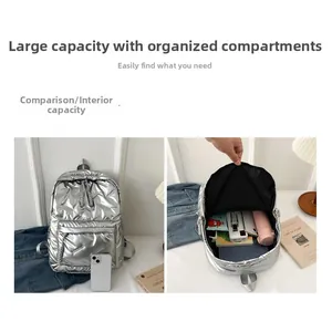 Détails de l'intérieur du sac à dos argenté matelassé avec grande capacité et rangement