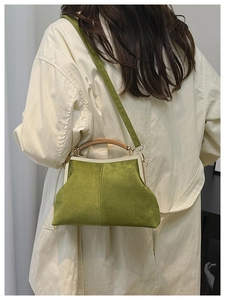 Détail du sac vintage vert givré avec poignée en bois et cadre métallique doré