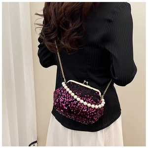 Détail du sac à paillettes avec poignée en perles et fermoir métallique pour soirée