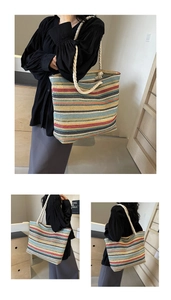 Gros plan détaillé du sac cabas tissé à rayures colorées avec poignées en corde blanche