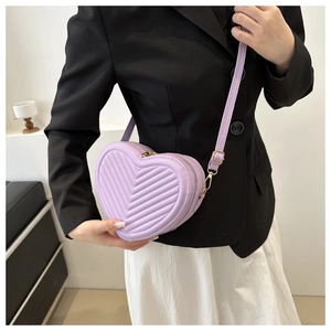 Détail du sac à bandoulière lavande en forme de cœur avec matelassage en V et doré