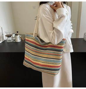 Gros plan du sac cabas tissé à rayures colorées avec poignée en corde dans un café
