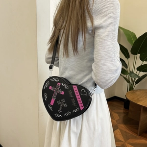 Sac à main cœur gothique avec imprimé croix rose et flammes sur similicuir noir