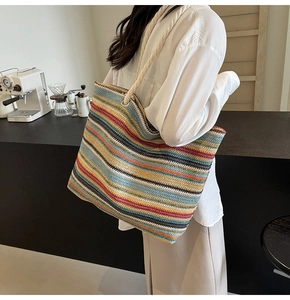 Détail d'un sac cabas tissé à rayures colorées avec bandoulières en corde de coton