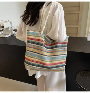 Détail du grand sac cabas tissé à rayures multicolores avec des anses en corde blanche