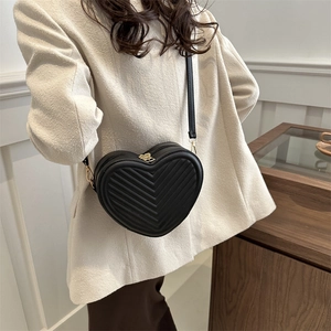 Sac à bandoulière chic en forme de cœur matelassé noir avec détails dorés élégants