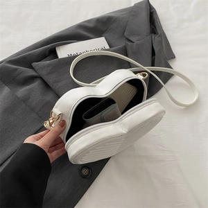Sac à bandoulière matelassé en forme de cœur blanc avec ferrures dorées et zip