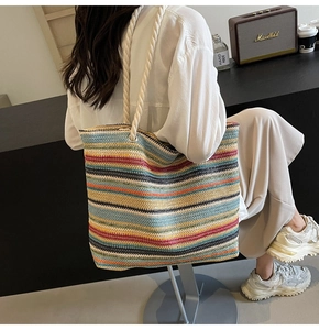 Détail du sac cabas tissé à rayures colorées avec poignée en corde de coton blanc et métal