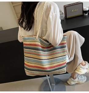 Détail d'un sac cabas tissé à rayures colorées avec anses en corde de coton blanc pour l'été