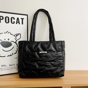 Grand Sac Cabas Matelassé pour Femme Grande Capacité Sac à Bandoulière en Coton Rembourré Lustre Métallique Sac à Main Décontracté