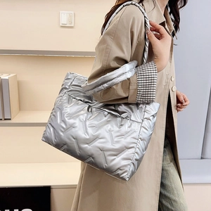 Grand sac cabas matelassé argenté tendance avec finition métallique pour femme