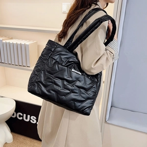 Grand sac cabas noir matelassé en nylon avec motif en V et large bandoulière souple