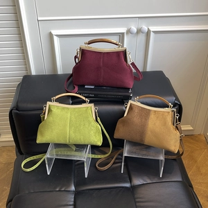 Sac à Main Vintage Aspect Daim Mat Avec Poignée en Bois Cadre en Métal Rétro Fermoir Kiss Lock Sac Bandoulière Femme Élégant