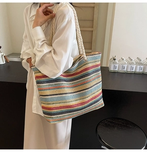 Détail du sac cabas tissé à rayures colorées avec des poignées en corde de coton