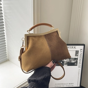 Sac à main rétro en daim bicolore avec poignée en bois et cadre métallique en vue de style