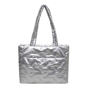 Sac fourre-tout matelassé argenté avec finition métallique et logo design minimaliste