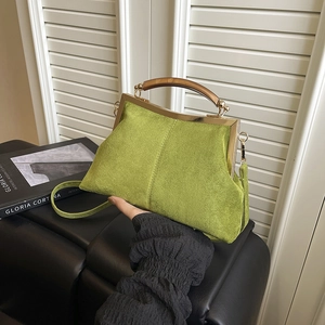 Sac coquille rétro vert mat avec cadre doré et poignée texture boisée chic