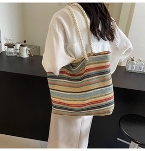 Détail du grand sac cabas tissé à rayures colorées avec anses en corde pour les vacances
