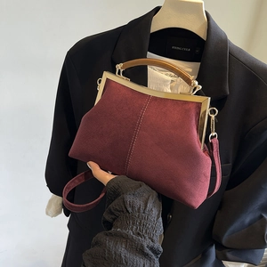 Sac à main vintage bordeaux en velours dépoli avec poignée en bois élégante