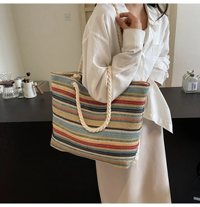Détail du sac cabas tissé à rayures multicolores avec anse en corde blanche pour l'été