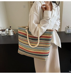 Détail du sac cabas tissé à rayures colorées avec anses en corde pour les vacances