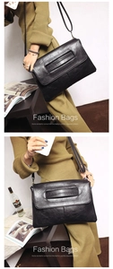 Gros plan détaillé d'un sac enveloppe vintage en cuir PU plissé noir avec bandoulière