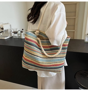 Gros plan sur les rayures tissées colorées et les poignées en corde de ce sac cabas