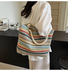 Détail du grand sac cabas tissé à rayures colorées avec anses en corde de coton robuste