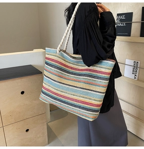 Gros plan détaillé du sac cabas tissé à rayures colorées avec anses en corde de coton