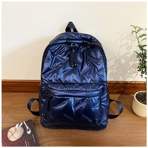 Détails du sac à dos matelassé bleu marine avec finition métallique et tirettes tressées