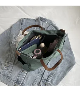 Interno spazioso della borsa tote in nylon verde scuro che mostra la sua grande capacità