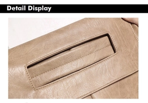 Détail de la texture cuir et poignée rectangulaire découpée sur le sac à main camel