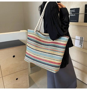 Détail du sac cabas tissé à rayures multicolores avec de larges anses en corde style boho