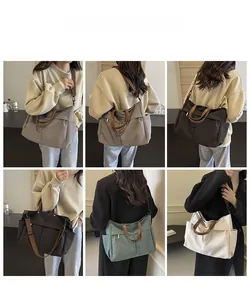 Viste multiple di una grande borsa tote in nylon con manici in pelle e tracolla larga