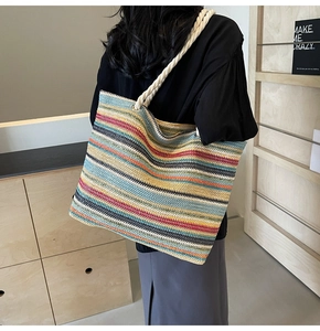 Détails du sac fourre-tout tissé à rayures multicolores avec poignées en corde de coton