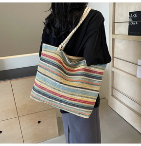Détail d'un grand sac fourre-tout tissé à rayures colorées avec des anses en corde