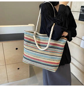 Détail d'un grand sac cabas tissé multicolore avec des poignées en corde de coton
