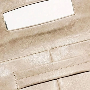 Gros plan de l'intérieur d'un porte-documents en cuir beige avec fenêtre à documents