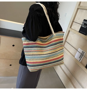 Vue détaillée d'un grand sac cabas tissé à rayures colorées avec anses en corde
