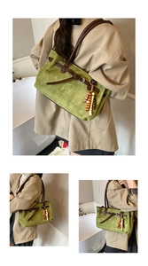 Dettaglio della borsa tote in pelle scamosciata verde con cinturini in pelle marrone